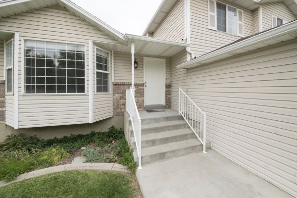 Cost of White Vinyl Siding Replacement in Anoka